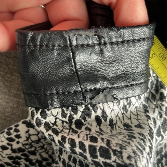 Guess pencil skirt snake print size 2 item 08-11 - Picture 8 of 10